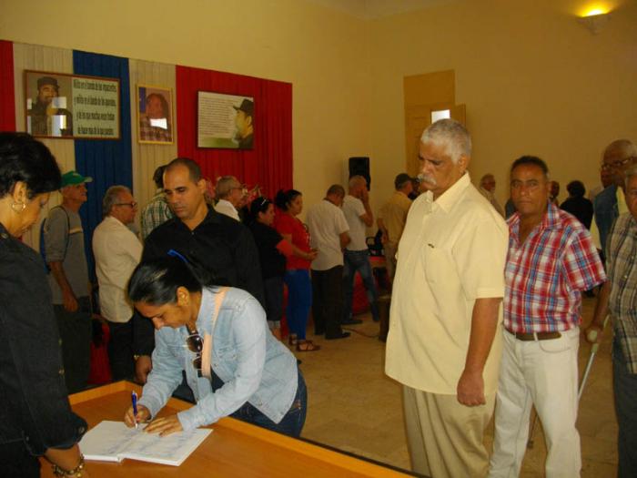 Cienfuegueros firman libro de condolencias