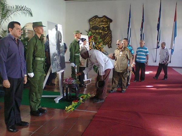 Los combatientes de la Revolución también rindieron homenaje al Comandante en Jefe. 