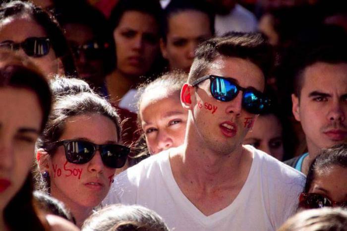 En cualquier rincón se percibe la misma imagen. Fidel camina por toda las ciudades, no es cierto que se haya ido