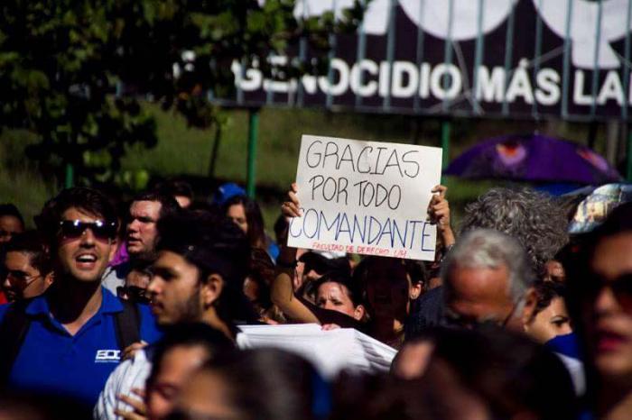 En cualquier rincón se percibe la misma imagen. Fidel camina por toda las ciudades, no es cierto que se haya ido