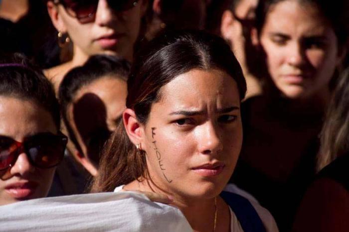 En cualquier rincón se percibe la misma imagen. Fidel camina por toda las ciudades, no es cierto que se haya ido