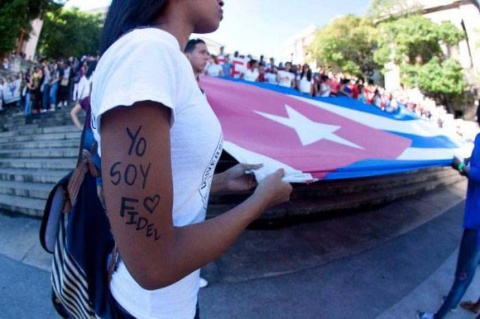En cualquier rincón se percibe la misma imagen. Fidel camina por toda las ciudades, no es cierto que se haya ido