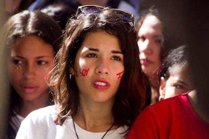 En cualquier rincón se percibe la misma imagen. Fidel camina por toda las ciudades, no es cierto que se haya ido