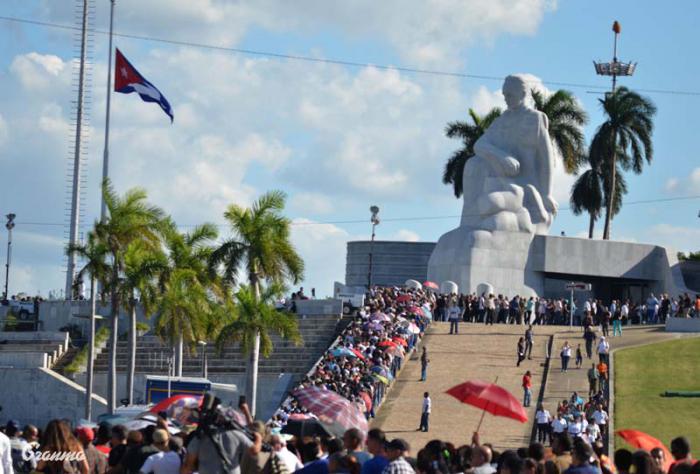 En cualquier rincón se percibe la misma imagen. Fidel camina por toda las ciudades, no es cierto que se haya ido