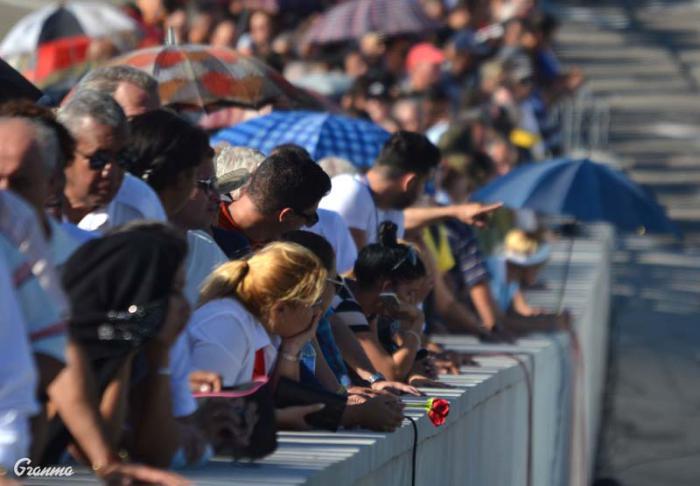 En cualquier rincón se percibe la misma imagen. Fidel camina por toda las ciudades, no es cierto que se haya ido