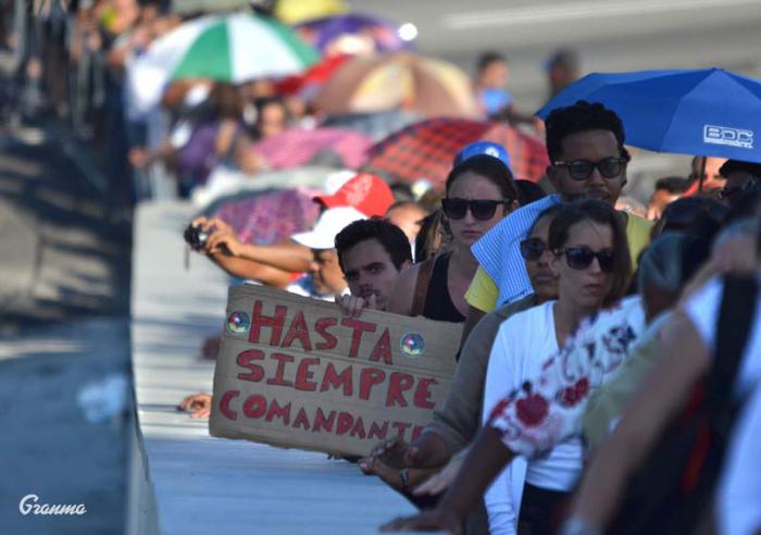 En cualquier rincón se percibe la misma imagen. Fidel camina por toda las ciudades, no es cierto que se haya ido