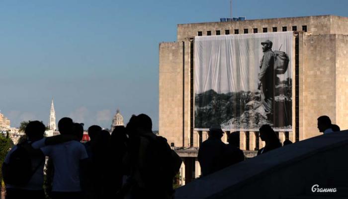 En cualquier rincón se percibe la misma imagen. Fidel camina por toda las ciudades, no es cierto que se haya ido