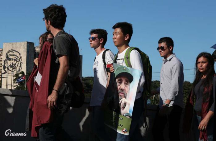 En cualquier rincón se percibe la misma imagen. Fidel camina por toda las ciudades, no es cierto que se haya ido