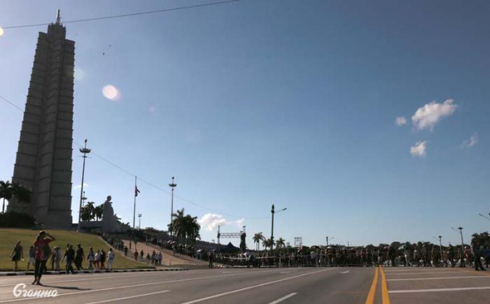 En cualquier rincón se percibe la misma imagen. Fidel camina por toda las ciudades, no es cierto que se haya ido