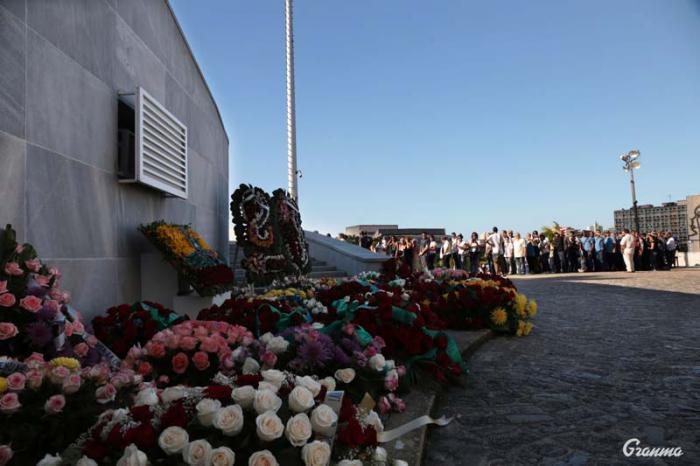 En cualquier rincón se percibe la misma imagen. Fidel camina por toda las ciudades, no es cierto que se haya ido