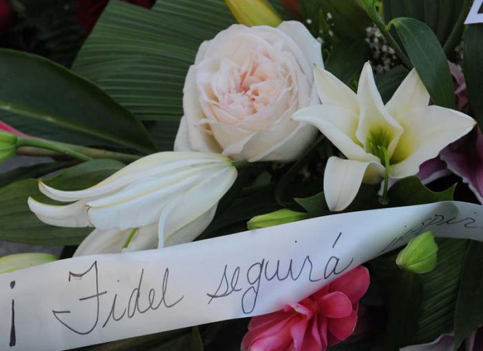El pueblo rindió digno tributo a su Comandante en Jefe Fdeil Castro Ruz en la base del Monumento a José Martí en la Plaza de la Revolución.