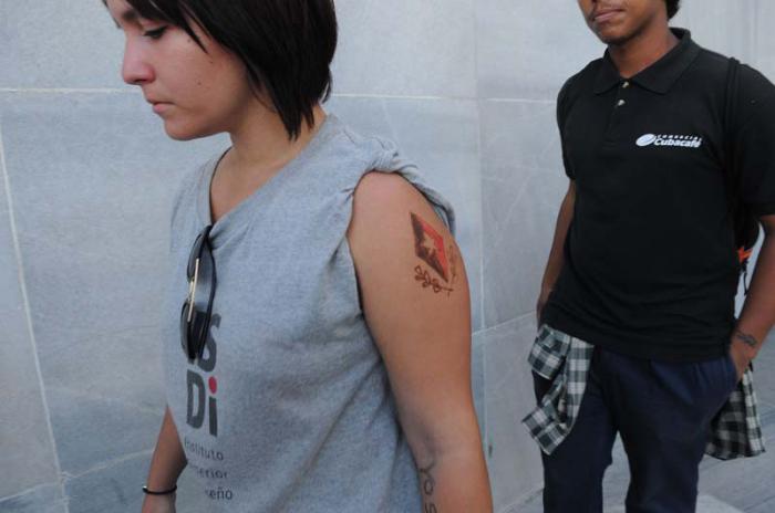 El pueblo rindió digno tributo a su Comandante en Jefe Fdeil Castro Ruz en la base del Monumento a José Martí en la Plaza de la Revolución.