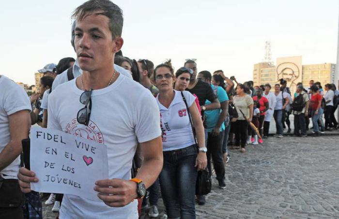El pueblo rindió digno tributo a su Comandante en Jefe Fdeil Castro Ruz en la base del Monumento a José Martí en la Plaza de la Revolución.