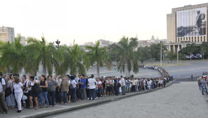 El pueblo rindió digno tributo a su Comandante en Jefe Fdeil Castro Ruz en la base del Monumento a José Martí en la Plaza de la Revolución.