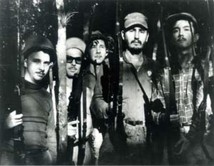 Frank País, Faustino Pérez, Raúl Castro, FIdel Castro y Armando Hart. Reunión del movimiento 26 de julio en la Sierra Maestra.