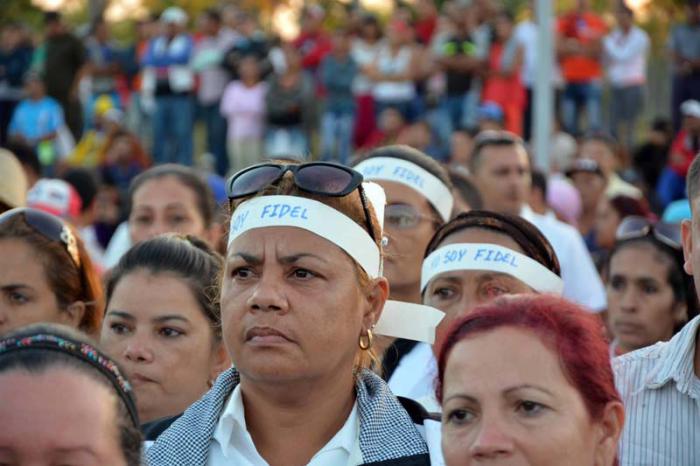 RINDEN TRIBUTO A FIDEL Y CONMEMORAN DESEMBARCO del granma