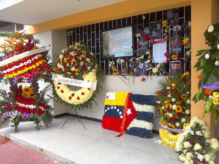 Flores en la Embajada de Cuba en Venezuela en homenaje a Fidel. 