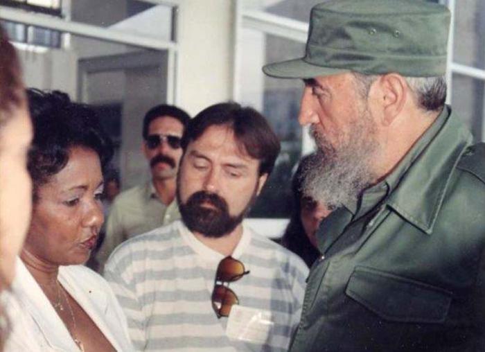 La doctora Mirta Copello Noblet conversa con Fidel a la entrada del Centro de Referencia Nacional de Retinosis Pigmentaria.
