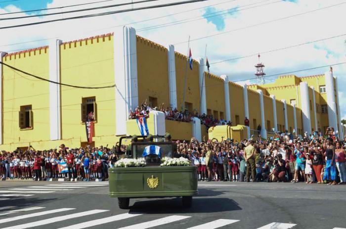 Paso de las cenizas de Fidel Castro por el Cuartel Moncada.