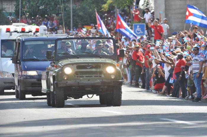 Paso de las cenizas de Fidel Castro por el Cuartel Moncada.
