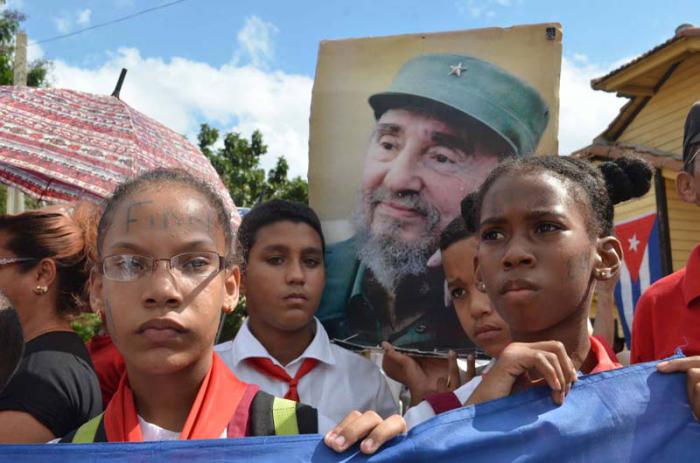 Paso de las cenizas de Fidel Castro por el Cuartel Moncada.