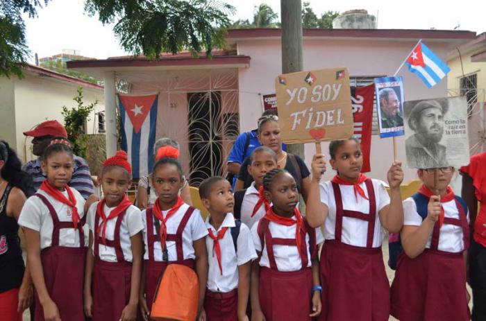 Paso de las cenizas de Fidel Castro por el Cuartel Moncada.