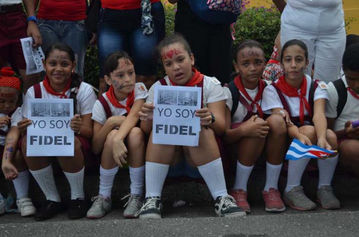 Paso de las cenizas de Fidel Castro por el Cuartel Moncada.