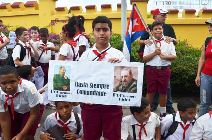 Paso de las cenizas de Fidel Castro por el Cuartel Moncada.