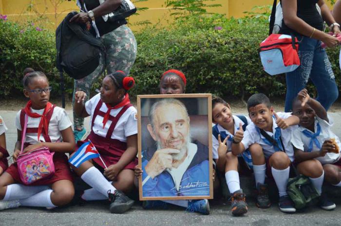 Paso de las cenizas de Fidel Castro por el Cuartel Moncada.