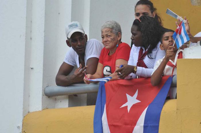 Paso de las cenizas de Fidel Castro por el Cuartel Moncada.
