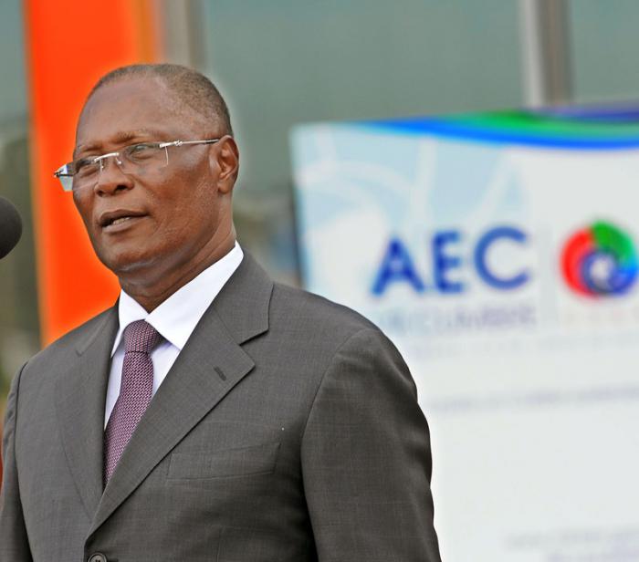 Jocelerme Privert, Presidente interino de Haití visita a Cuba para participar en la VII Cumbre de la AEC.