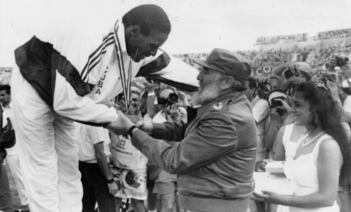 Fidel Castro en los Juegos Panamericanos, Haban 1991, poniendole la medalla de oro a Javier Sotomayor