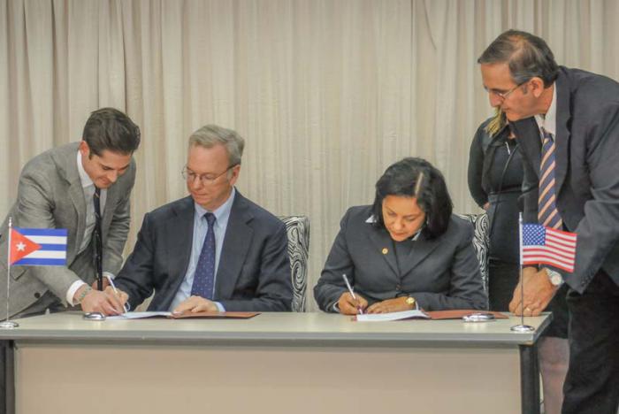 La empresa de telecomunicaciones de Cuba, ETECSA y la Compañía estadounidense GOOGLE concluyen conversaciones con el propósito de suscribir un acuerdo GOOGLE Global Cache, firman por la parte cubana Mayra Arevich Marìn Presidenta ejecutiva de ETECSA y por la parte estadounidense el Sr Eric Schmidt Presidente Ejecutivo de GOOGLE.