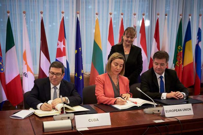 El Acuerdo fue suscrito por el canciller cubano, Bruno Ro­dríguez, y la alta representante de Política Ex­terior de la UE, Federica Mogherini, así como por representantes de los países que integran el bloque comunitario.