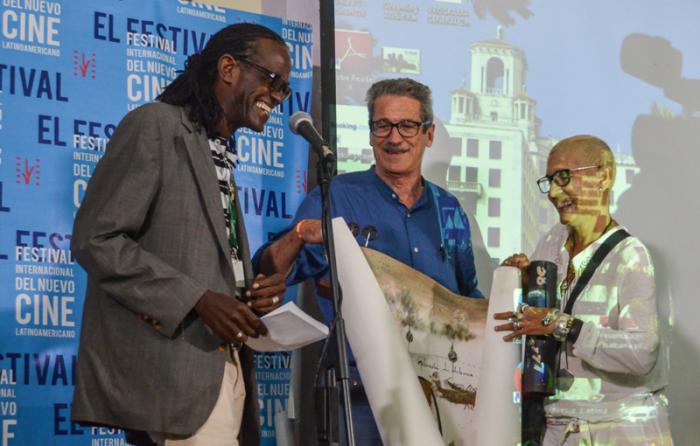 El realizador cubano, Fernando Pérez, ganó dos premios colaterales con la película Últimos días en La Habana, en el 38 festival de cine de La Habana.