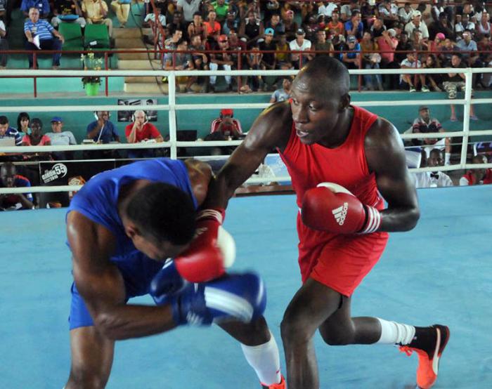 Erislandi Savón (derecha) se mostró en buena forma deportiva durante su debut en semifinales