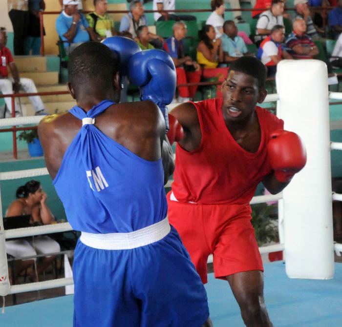 Torneo Nacional Playa Giron combate de los 64  kg entre 
Andy Cruz de MTZ de rojo y Jorge Moiran de GTM de azul