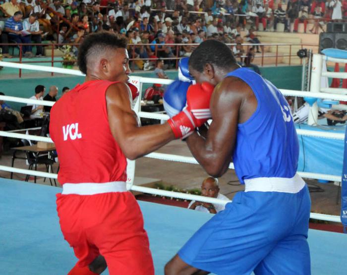 Torneo Nacional Playa Giron combate de los 81 kg entre 
Osvary D.  Morell de VCL de rojo y  Jorge l. Garbey de SCU de azul