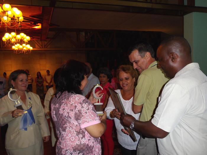  Niurka González Pérez, directora de Cupet Camagüey, recibe el trofeo que acredita a su empresa como Premio Provincial de la Calidad
