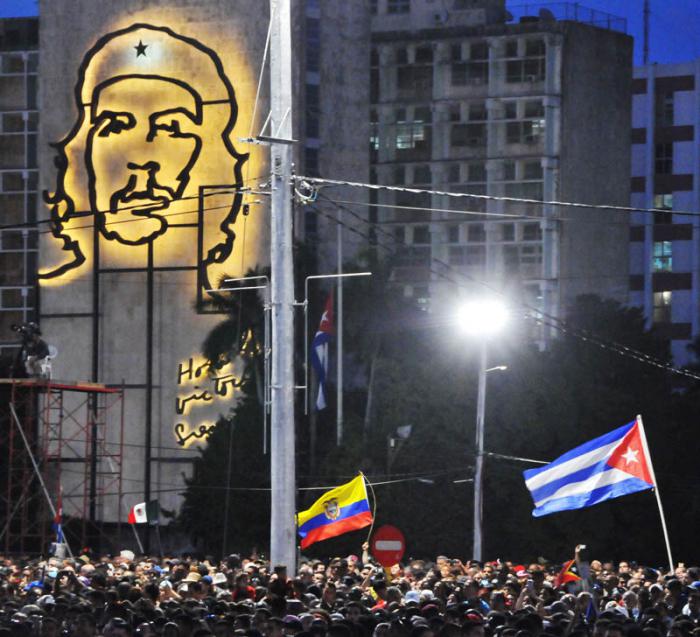 Banderas de diferentes países presentes en el homenaje a Fidel