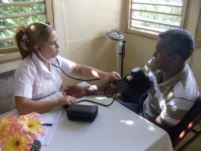 La doctora Lisandra Frómeta en su consultorio de Palenque en Yateras