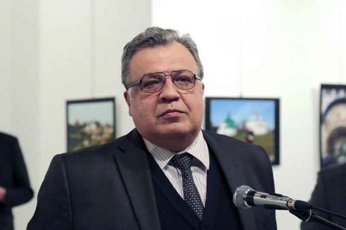 embajador de Rusia en Turquía, Andréi Kárlov, momentos antes de ser asesinado el lunes en Ankara
