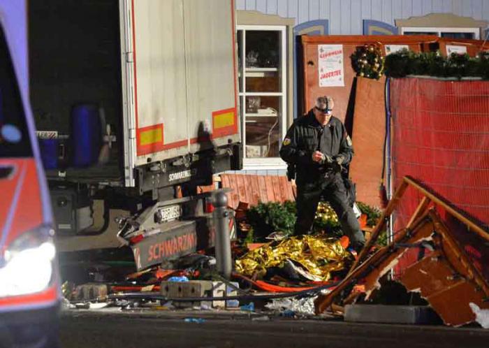 Un policía inspecciona el camión que se estrelló en un mercado de Navidad en Berlín. 