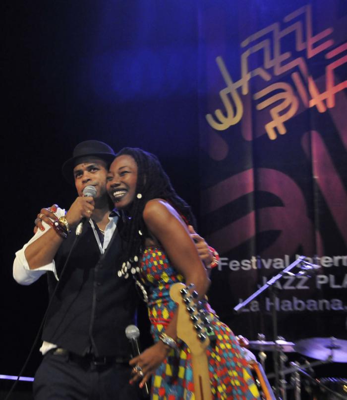 Concierto de clausura en el Festival Internacional de Jazz Plaza 2016 en el teatro Mella a cargo del pianista cubano Roberto Fonseca y su agrupación Temperamento y la cantante africana Fatoumata Diawara.