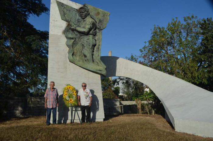 Veteranos combatientes colocaron una ofrenda floral ante al monumento a Balboíta, al iniciarse la conmemoración FOTO: HÉCTOR RODRÍGUEZ BIELSA