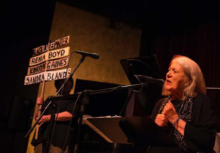 Bárbara Dane durante un recital en el club Yoshi. 