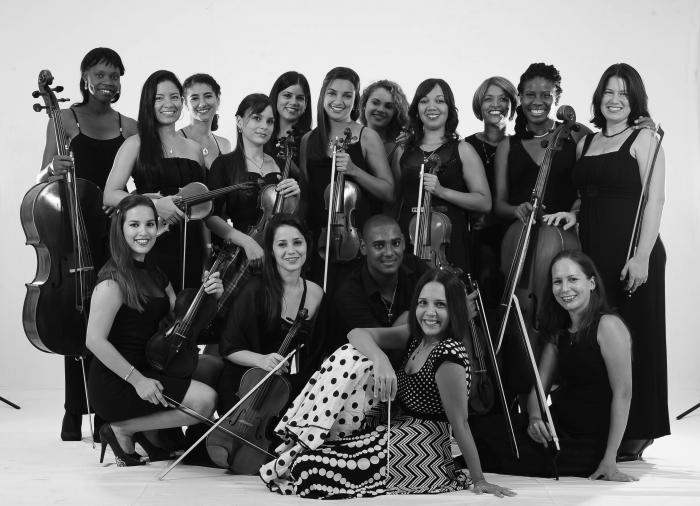 Daiana García, al frente, con la Orquesta de Cámara de La Habana.
