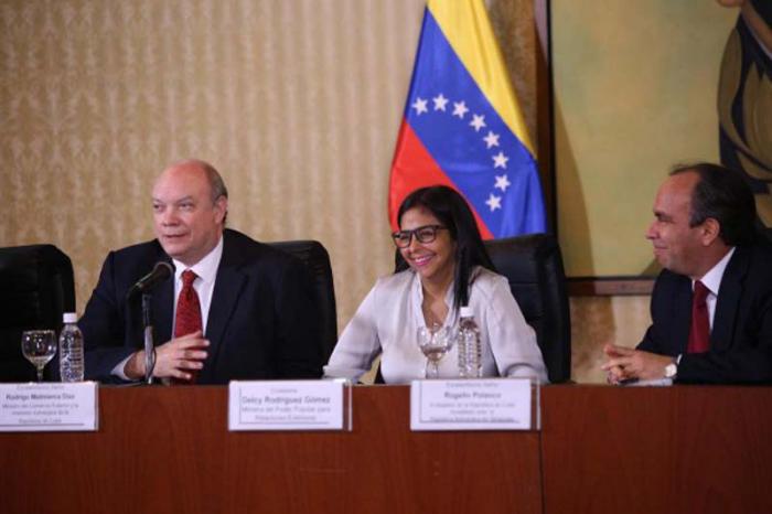 Rodrigo Malmierca (izquierda) titular del Mincex, la canciller venezolana, Delcy Rodríguez y Rogelio Polanco, embajador de Cuba en Venezuela señalaron que la cooperación está basada en la hermandad. 