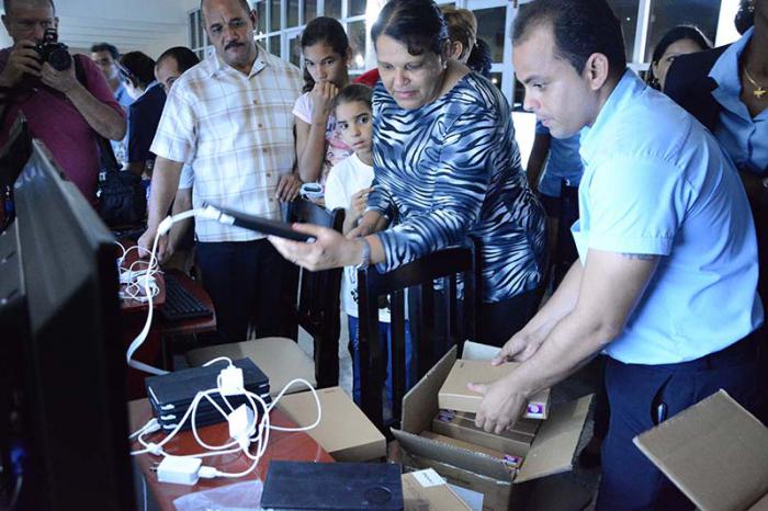 Inauguración del Parque Tecnologico Hola Ola. Mercedes Lopez Acea (Miembro del Buró Político y Primera Secretaria del Comité Provincial del Partido en La Habana), Reynaldo García (Presidente de la Asamblea del Poder Popular) y Yuniesqui Crespo (Miembro del Buró Político)