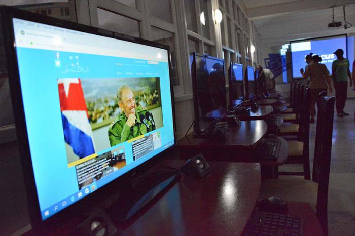 Inauguración del Parque Tecnologico Hola Ola. Mercedes Lopez Acea (Miembro del Buró Político y Primera Secretaria del Comité Provincial del Partido en La Habana), Reynaldo García (Presidente de la Asamblea del Poder Popular) y Yuniesqui Crespo (Miembro del Buró Político)